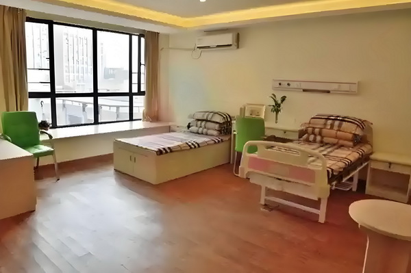 深圳入户中介费_汪小菲带儿女到内蒙古，玥儿骑马他牵马 变了活都改的生这些我们